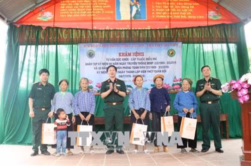 Quang cảnh phát thuốc miễn phí cho người dân. Ảnh: Ngọc Tùng – TTXVN Cán bộ y bác sĩ Viện Y học cổ truyền Quân đội hướng dẫn làm thủ tục khám bệnh cho người dân. Ảnh: Ngọc Tùng - TTXVN Đại diện Bộ Chỉ huy Bộ đội Biên phòng tỉnh Lạng Sơn và Viện Y học cổ truyền Quân đội tặng quà cho các gia đình khó khăn. Ảnh: Ngọc Tùng - TTXVN