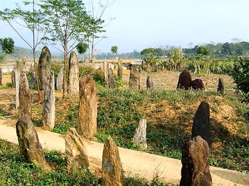 Khu mộ đá Đống Thếch ở Kim Bôi, Hòa Bình, tương truyền là nơi chôn cất các quan lang người Mường. Ảnh: wikiwand.com