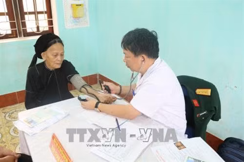 Các bác sĩ khám sức khoẻ cho người dân. Ảnh: Ngọc Tùng - TTXVN