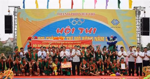 Ban tổ chức trao giải Nhất và Cup vô địch cho đội xã Tuy Lộc, huyện Cẩm Khê. Ảnh: Thanh Tùng-TTXVN