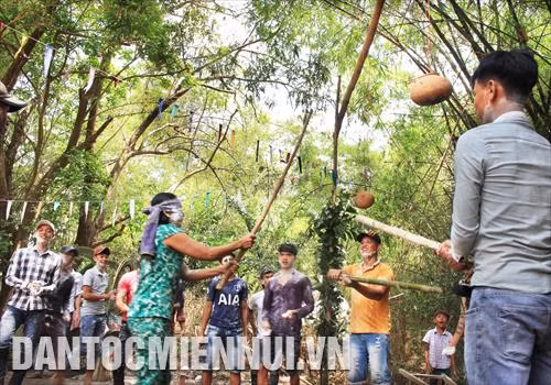 Đồng bào người Khmer tham gia trò các trò chơi dân gian trong dịp Chôl Chnăm Thmây 2018. Ảnh: Sơn Hên, Danh Lợi