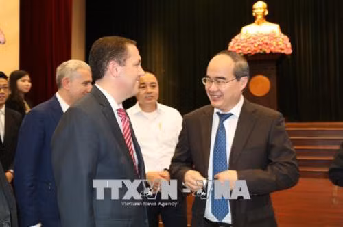 Bí thư Thành ủy Nguyễn Thiện Nhân với các doanh nghiệp FDI bên lề hội nghị. Ảnh: Xuân Anh – TTXVN