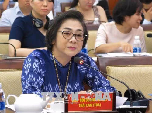 Bà Saranya Skontanarak, Chủ tịch Hiệp hội doanh nghiệp Thái Lan chia sẻ thông tin tại hội nghị. Ảnh: Xuân Anh - TTXVN
