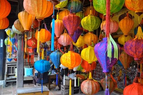 Đèn lồng xuất hiện tại Hội An khoảng vào cuối thế kỷ XVI khi những người Trung Hoa đầu tiên đến Hội An để trao đổi buôn bán lập nghiệp và định cư lâu dài.