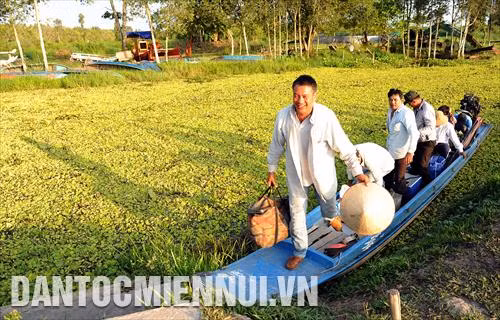 Du khách tham quan trải nghiệm các cảnh quan ngập nước tại vườn Quốc gia U Minh Thượng. Ảnh: An Hiếu