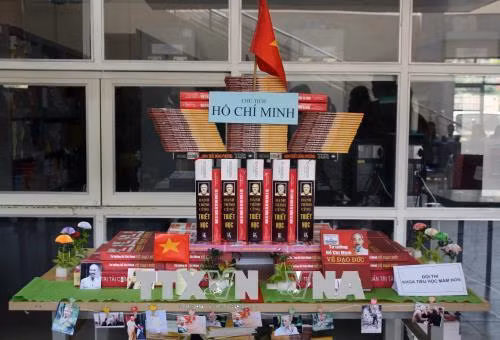 Tác phẩm thi xếp sách nghệ thuật với chủ đề ''Chủ tịch Hồ Chí Minh''. Ảnh: Diệp Anh - TTXVN