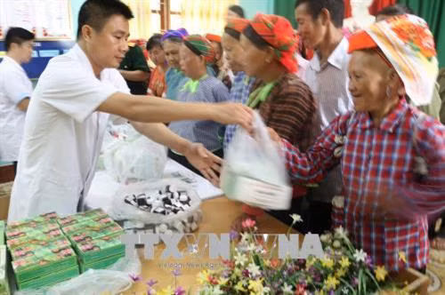 Quang cảnh phát thuốc miễn phí cho người dân. Ảnh: Ngọc Tùng – TTXVN Cán bộ y bác sĩ Viện Y học cổ truyền Quân đội hướng dẫn làm thủ tục khám bệnh cho người dân. Ảnh: Ngọc Tùng - TTXVN Đại diện Bộ Chỉ huy Bộ đội Biên phòng tỉnh Lạng Sơn và Viện Y học cổ truyền Quân đội tặng quà cho các gia đình khó khăn. Ảnh: Ngọc Tùng - TTXVN