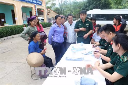 Quang cảnh phát thuốc miễn phí cho người dân. Ảnh: Ngọc Tùng – TTXVN Cán bộ y bác sĩ Viện Y học cổ truyền Quân đội hướng dẫn làm thủ tục khám bệnh cho người dân. Ảnh: Ngọc Tùng - TTXVN Đại diện Bộ Chỉ huy Bộ đội Biên phòng tỉnh Lạng Sơn và Viện Y học cổ truyền Quân đội tặng quà cho các gia đình khó khăn. Ảnh: Ngọc Tùng - TTXVN