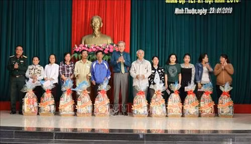Tỉnh Ninh Thuận trao quà Tết cho thân nhân các cán bộ, chiến sĩ đang công tác tại Trường Sa và Nhà giàn DK1. Ảnh: Nguyễn Thành - TTXVN
