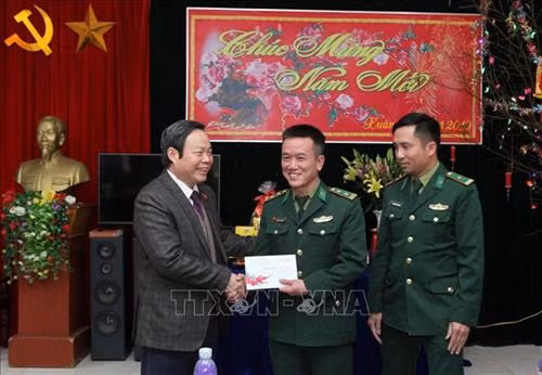 Phó Chủ tịch Quốc hội Phùng Quốc Hiển thăm và tặng quà cho cán bộ chiến sỹ đồn Biên phòng Cửa khẩu Ma Lù Thàng, đóng trên xã Ma Ly Pho, huyện Phong Thổ tỉnh Lai Châu. Ảnh: Quý Trung – TTXVN