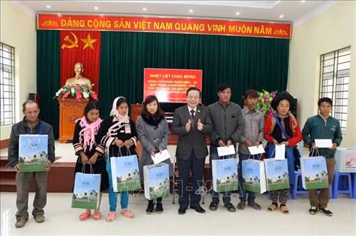 Phó Chủ tịch Quốc hội Phùng Quốc Hiển tặng quà cho nhân dân xã biên giới Huổi Luông, huyện Phong Thổ, tỉnh Lai Châu. Ảnh: Quý Trung – TTXVN