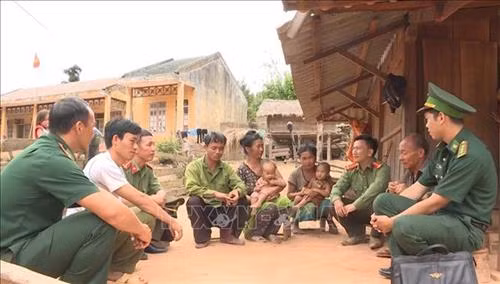 Công an huyện Sốp Cộp, tỉnh Sơn La tuyên truyền, phổ biến pháp luật cho người dân xã Mường Lạn về phương thức, thủ đoạn của tội phạm mua bán người. Ảnh: Nguyễn Cường – TTXVN