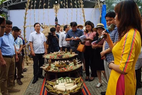 Cô gái Cơ Tu giới thiệu các món ăn của đồng bào dan tộc mình ở tỉnh Quảng Nam với du khách.