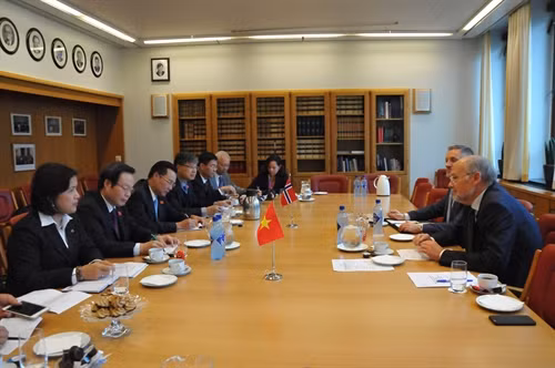Phó Chủ tịch Quốc hội Phùng Quốc Hiển hội đàm với Phó Chủ tịch Quốc hội Na Uy, ông Svien Roald Hansen.