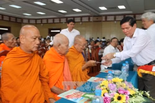 Bí thư Tỉnh ủy Trà Vinh Trần Trí Dũng tặng quà cho các vị sư sãi nhân dịp mừng lễ Sene Dolta.