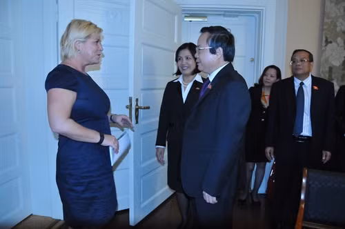Phó Chủ tịch Quốc hội Phùng Quốc Hiển trao đổi với Bộ trưởng Tài chính Na Uy, bà Siv Jensen