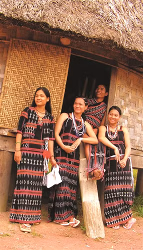 Nam nữ Cơ-tu bên nhà Moong