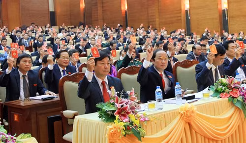 Các đại biểu biểu quyết thông qua Nghị quyết Đại hội . Ảnh: Trung Kiên –TTXVN