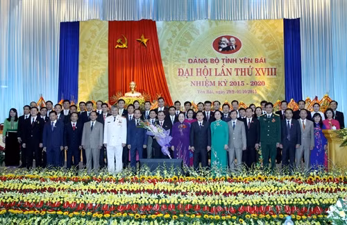 Đồng chí Hà Thị Khiết, Bí thư Trung ương Đảng, Trưởng ban Dân vận Trung ương chụp ảnh chung với Ban Chấp hành Đảng bộ tỉnh Yên Bái khóa XVIII ra mắt Đai hội. Ảnh: Thế Duyệt – TTXVN