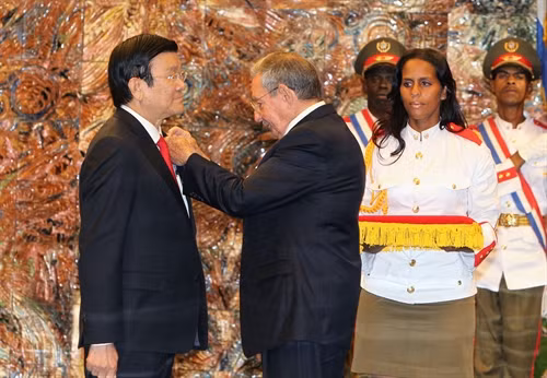 Chiều 29/9/2015 ( theo giờ địa phương ), tại Cung Cách mạng ở Thủ đô Habana, Cuba, Chủ tịch Hội đồng Nhà nước và Hội đồng Bộ trưởng Cuba Raul Castro trao tặng Huân chương Jose Marti cho Chủ tịch nước Trương Tấn Sang. Ảnh: Nguyễn Khang – TTXVN