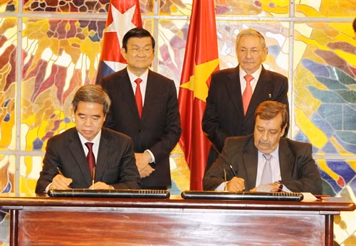 Chủ tịch nước Trương Tấn Sang và Chủ tịch Hội đồng Nhà nước Cuba Raul Castro chứng kiến Lễ ký Thoả thuận trao đổi Thông tin kiểm soát Ngân hàng giũa Ngân hàng Nhà nước Việt Nam và Ngân hàng Trung ương Cuba. Ảnh: Nguyễn Khang – TTXVN