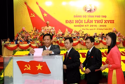 Các đại biểu bỏ phiếu bầu Ban Chấp hành Đảng bộ tỉnh Phú Thọ. Ảnh: Trung Kiên –TTXVN