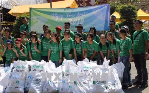 Tình nguyện viên tham gia nhặt rác thải trong Ngày Trái đất năm 2018 tại Công viên 23/9, Quận 1, Thành phố Hồ Chí Minh. Ảnh Xuân Dự - TTXVN
