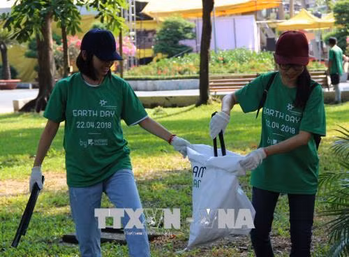 Tình nguyện viên tham gia nhặt rác thải trong Ngày Trái đất năm 2018 trên địa bàn Thành phố Hồ Chí Minh. Ảnh Xuân Dự - TTXVN