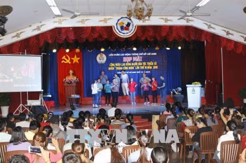 Quang cảnh giao lưu công nhân lao động các dân tộc thiểu số. Ảnh: Hoàng Hải -TTXVN.