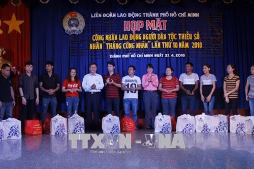 Lãnh đạo Liên đoàn Lao động Thành phố, Ban Dân tộc Thành phố giao lưu với công nhân lao động các dân tộc thiểu số. Ảnh: Hoàng Hải -TTXVN