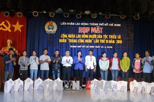 Lãnh đạo Liên đoàn Lao động Thành phố, Ban Dân tộc Thành phố trao quà cho công nhân lao động các dân tộc thiểu số. Ảnh: Hoàng Hải -TTXVN