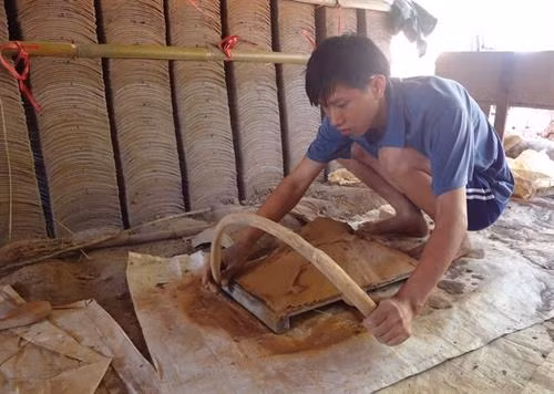 Nghề làm ngói âm dương có thâm niên hơn 100 năm ở Quỳnh Sơn.