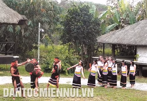 Phụ nữ Cor trong trang phục truyền thống đang chuẩn bị múa kađấu tại một lễ hội truyền thống.