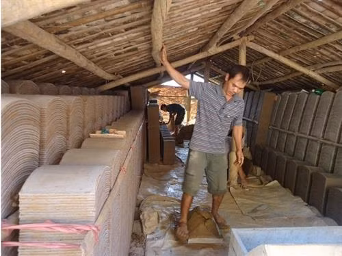 Để làm mái ngói tốt thì khâu đầu tiên là phải chọn được đất, là loại đất sét đào ở ruộng.