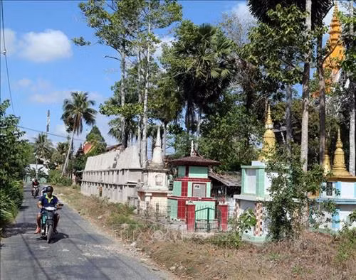 Đường về các phum sóc trong huyện được xây dựng khang trang. Ảnh: Lê Sen - TTXVN