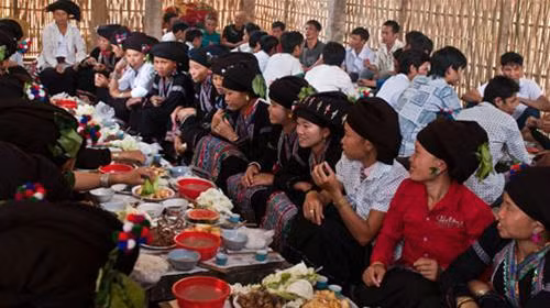Nhà sàn đặc trưng của người Lự Qua suối Trong bản giờ chỉ những người trên 35 tuổi mới nhuộm răng đen Lễ cơm mới của người Lự Phụ nữ Lự giặt giũ bên bờ suối - Ảnh: Ngọc Bằng