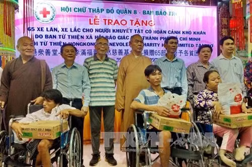 Ban tổ chức trao tặng xe lăn cho người khuyết tật nghèo, nạn nhân Da cam tại Thành phố Hồ Chí Minh. Ảnh: Thế Anh - TTXVN.