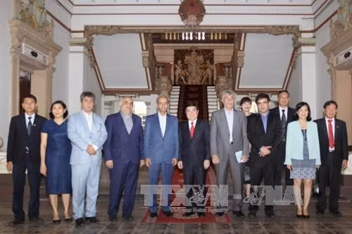 Chủ tịch UBND Thành phố Hồ Chí Minh Nguyễn Thành Phong tiếp ông Gholam Hossein Shafei, Chủ tịch Phòng Thương mại, Công nghiệp, Mỏ và Nông nghiệp Iran cùng đoàn doanh nghiệp Iran đang có chuyến thăm và làm việc tại Việt Nam. Ảnh: Thanh Vũ - TTXVN
