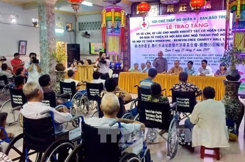Quang cảnh buổi trao tặng xe lăn cho người khuyết tật nghèo, nạn nhân da cam tại Thành phố Hồ Chí Minh. Ảnh: Thế Anh – TTXVN.