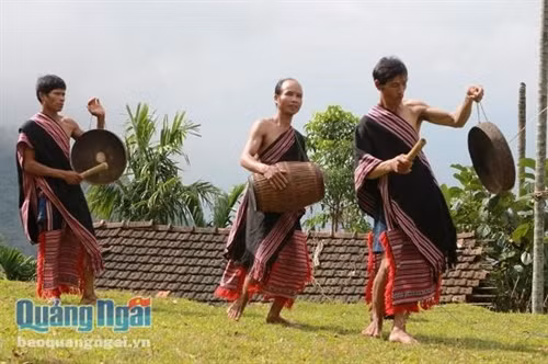 Chiêng, trống được đàn ông trong làng giữ gìn như báu vật.