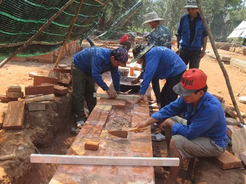 Trùng tu đoạn đường dẫn mới được phát hiện dưới sự giám sát của chuyên gia Ấn Độ.