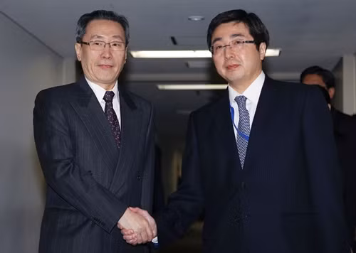 Đặc phái viên Trung Quốc về các vấn đề Triều Tiên Vũ Đại Vĩ (trái) tới Tokyo để hội đàm với Vụ trưởng Vụ châu Á - châu Đại dương thuộc Bộ Ngoại giao Nhật Bản Kimihiro Ishikane về vấn đề Triều Tiên.. AFP/TTXVN