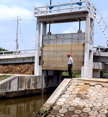 Mỗi lần đóng, mở cống phải thuê nhân công quay bằng tay liên tục 5-6 giờ