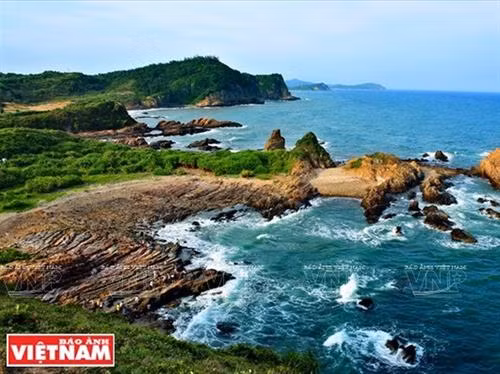 Bãi đá Móng Rồng là sự kết hợp độc đáo giữa đá và nước, khi mặt trời đứng nắng thì đây là một điểm khám phá độc đáo mà bất kỳ ai đến du lịch Cô Tô cũng không thể bỏ qua. Ảnh: Công Đạt - TTXVN