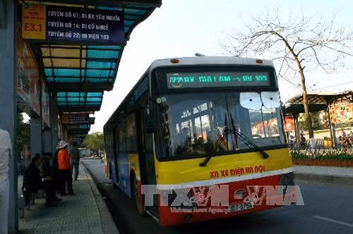 Xe buýt vận chuyển khách tại điểm trung chuyển Long Biên. Ảnh: Huy Hùng/TTXVN