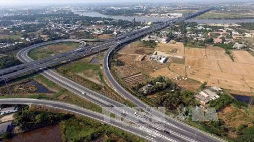 Đường cao tốc Thành phố Hồ Chí Minh - Trung Lương, đoạn qua Tân An (Long An). Ảnh: Hoàng Hải-TTXVN