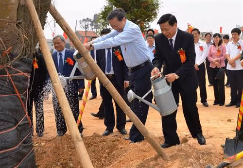 Thượng tướng Tô Lâm, Ủy viên Bộ Chính trị, Bộ trưởng Bộ Công an cùng các đại biểu trồng cây tại khu đền thờ và tượng đài Thái úy Lý Thường Kiệt. Ảnh: Thái Hùng – TTXVN