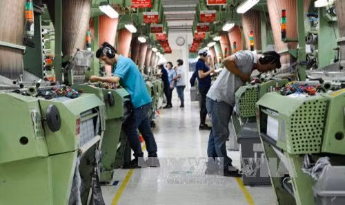 Dây chuyền sản xuất bao bì, nhãn hiệu, phụ liệu trang trí của nhà máy Avery Dennison RBIS tại Long An. Ảnh: Thanh Vũ – TTXVN phát