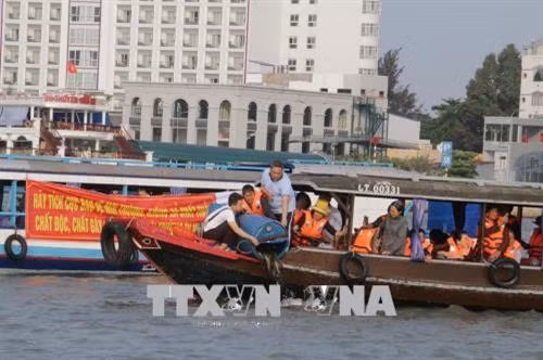 Sáng 1/4/2018, tại bến Ninh Kiều, thành phố Cần Thơ, Sở Nông nghiệp và Phát triển nông thôn thành phố phối hợp với Giáo hội Phật giáo Việt Nam thành phố Cần Thơ tổ chức thả trên 3 tấn cá giống các loại về thiên nhiên để tái tạo nguồn lợi thủy sản. Ảnh: Ngọc Thiện-TTXVN