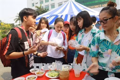 Gian hàng ẩm thực của sinh viên Lào. Ảnh: Thanh Vũ-TTXVN